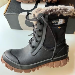 New Bogs Women’s Arcata Black Camo All Weather Boots in Size 10